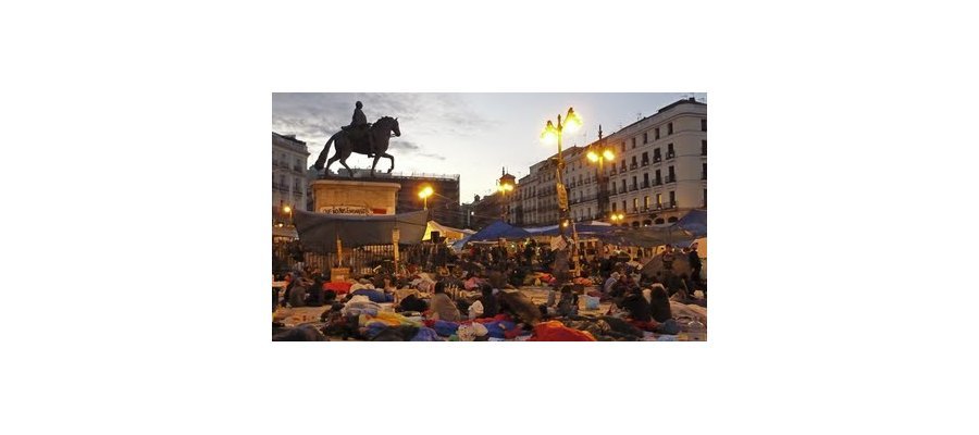 Image:Espagne : le Mouvement du 15 mai campe sur la place de la Puerta del Sol à Madrid